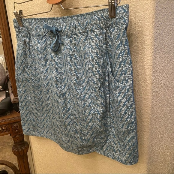 PATAGONIA Women Green Patterned Skort Size Medium - Picture 2 of 8